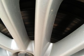 福特福睿斯四轮刹车盘沟痕明显，磨损严重。