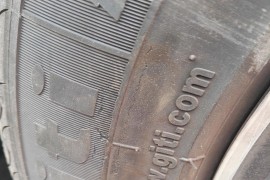 原厂轮胎质量问题，存在使用翻新轮胎！