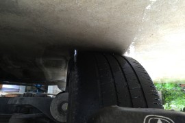 四条轮胎内侧异常磨损。