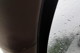 最近几天下雨，副驾驶漏水。