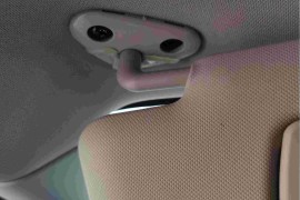车内主驾驶位置遮阳板底座配件冻裂，不给索赔。