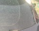汽车后挡风玻璃在停车场自爆