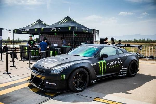 monster energy 魔爪 还带来了专属涂装的日产gt-r跑车,进行展示