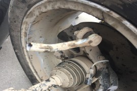 讴歌CDX压到20CM的桩子导致车轴断了轮胎脱落