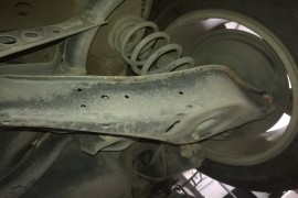 连接两个后轮的钢板生锈；发动机从新车开始一直漏油、渗油不断。