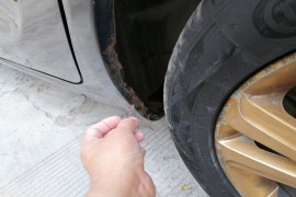 左右后轮，轮胎附近翼子板生锈，锈穿