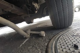 凯马汽车的凯捷M轻卡悬挂断裂，发动机缸体破裂