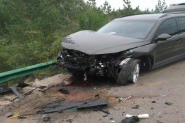 车辆发生事故，撞毁严重，但是安全气囊没有弹出