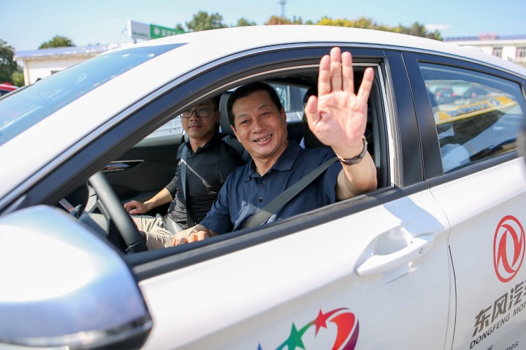 竺延风驾L3级自动驾驶车辆完成道路实测