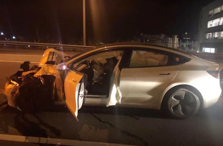 特斯拉Model 3追尾警車 處于Autopilot模式