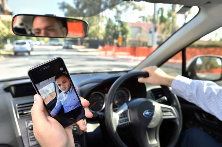 试运行已3个月 开车玩手机将被扣分罚款