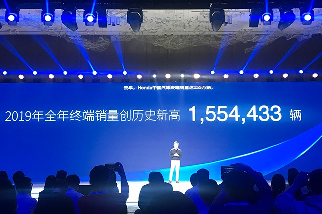 谁说没人买车了？日系销量冠军，它卖了155.4万辆！