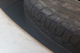 东风本田思域16年款，自动尊贵版，轮胎表面橡胶脱落