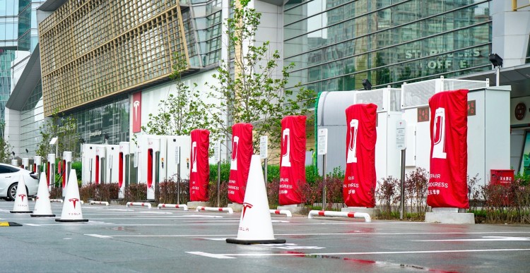 配6个桩 特斯拉北京首座V3超充站亮相