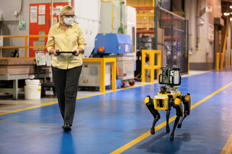 提升工厂智能化 福特录取机械狗员工