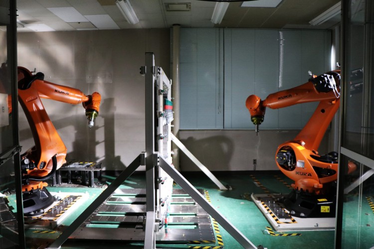 该技术通过两台在钢板两侧同步工作的工业机器人,使用金刚石涂层工具