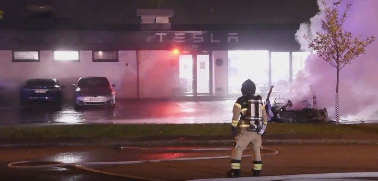 特斯拉门店疑遭纵火 7辆车被毁
