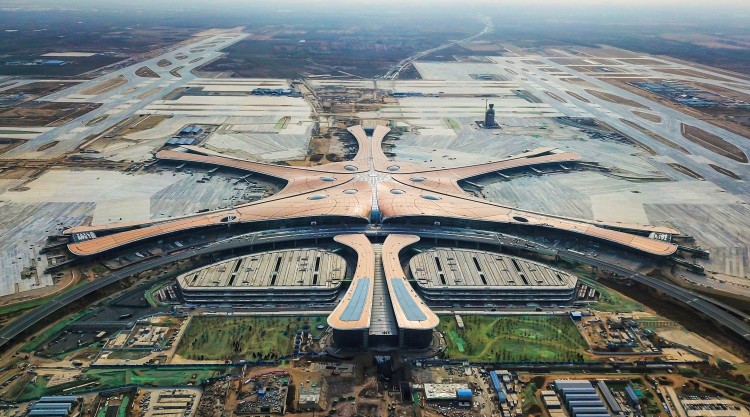 北京大兴机场航站楼前采取限时停车管理 