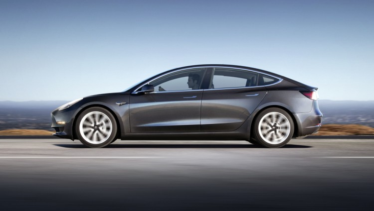国产版特斯拉Model 3运抵欧洲