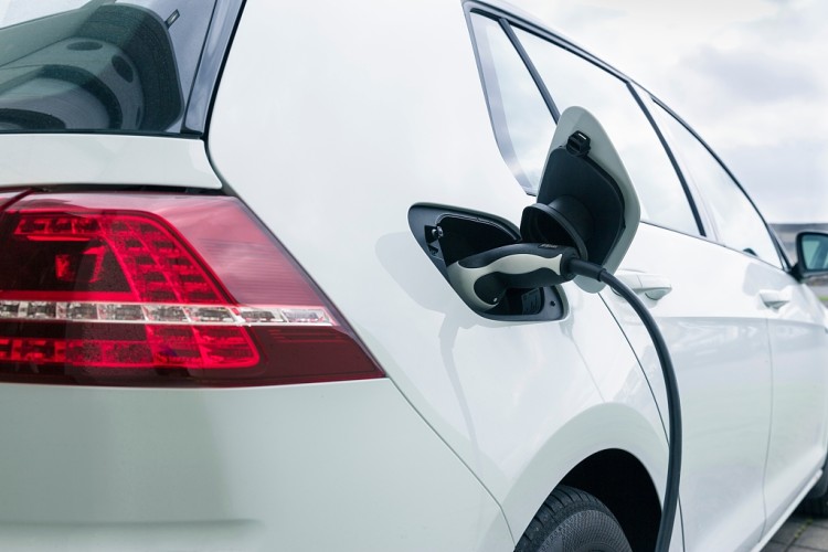 新能源车市场超预期 明年增速或超30%