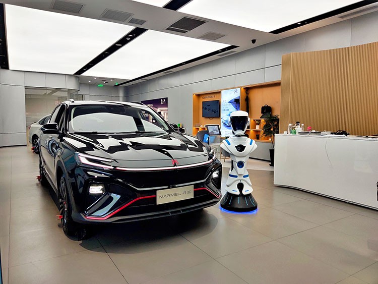 R汽车门店正式启用直播机器人 提供智能看车新方案