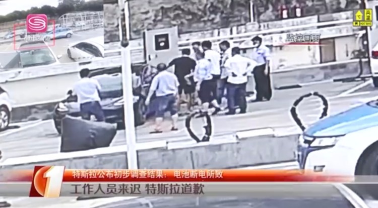 特斯拉死机落锁 车主被困车内险窒息