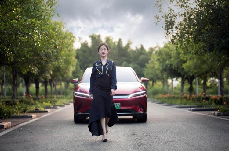 律师的理性与重庆美女的感性，她三次成为比亚迪新能源车主
