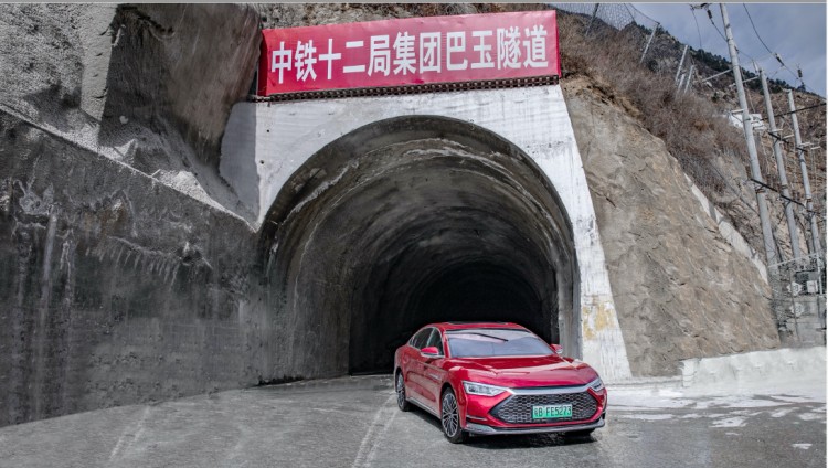 比亚迪汽车探访川藏铁路拉林段，致敬为国开路者