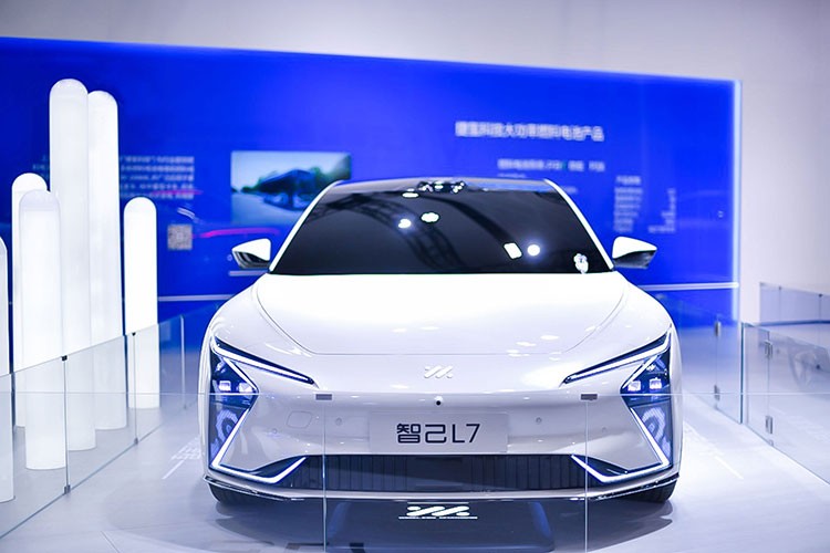 智己L7“电力满格”，登陆2021世界新能源汽车大会