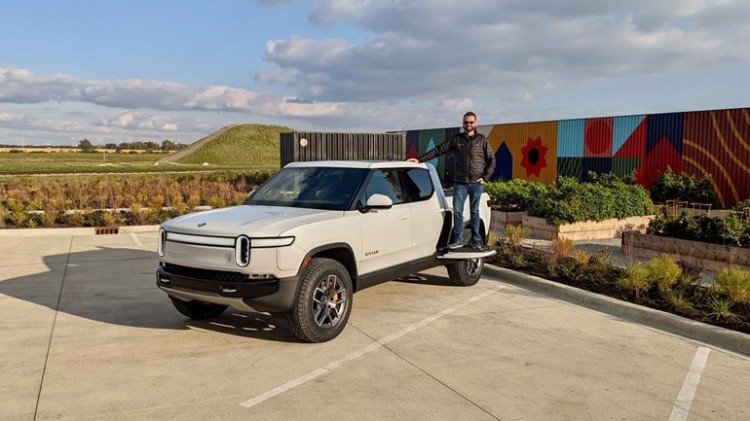 纯电动皮卡Rivian R1T正式交付给客户