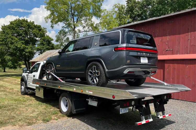 续航里程660km，百公里加速3秒内，RIVIAN R1S终于开始交付