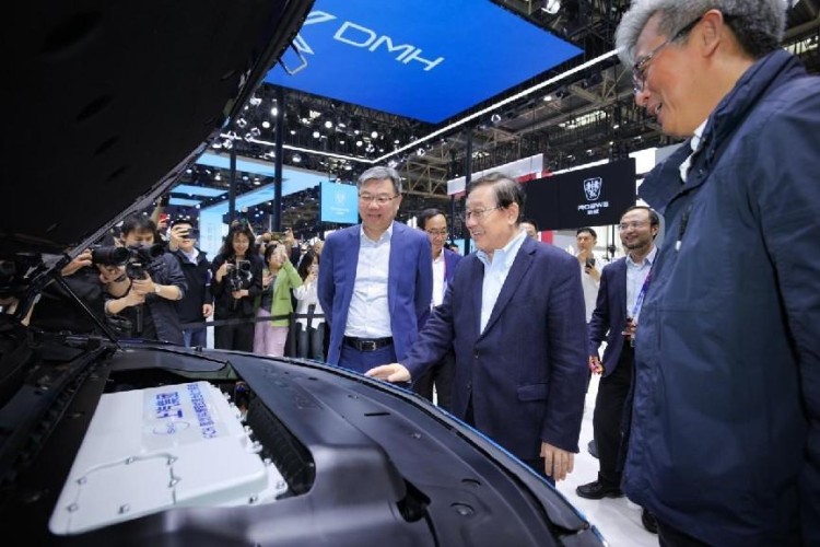 万钢点赞！全球首款“氢燃料增程汽车”iMAX8 展荣威自主品牌“国家队”实力