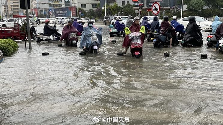 广西发布暴雨红色预警 关注出行安全