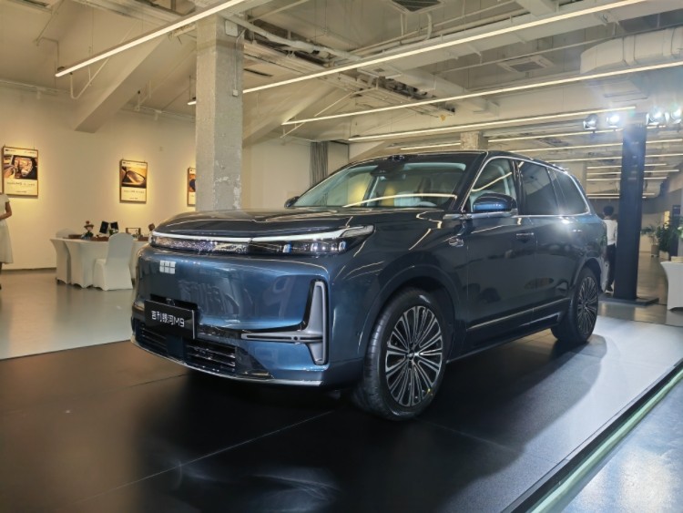 AI科技大六座旗舰SUV 吉利银河M9亮相