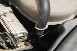 质保期内，发动机机油漏到防冻液里。