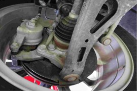 2前轮传动V型轴及螺丝垫片严重生锈(质保期内)